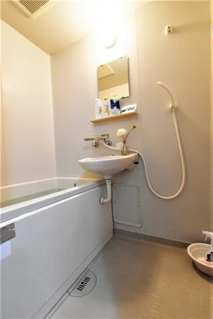 シャンプー・コンディショナー・ボディーソープやお風呂洗剤・スポンジなど清掃道具あり!