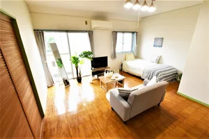 姿見もあるので　身支度に便利！　窓が多く光を取り入れやすい明るいお部屋です