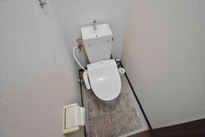 【トイレ画像】ウォシュレット付トイレです(*^^)v清掃道具もご用意しております☆彡岐阜県本巣郡ウィークリーマンションでは標準設備です♪