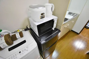 【冷蔵庫・電子レンジ】ホテルと違い岐阜県本巣郡ウィークリーマンションでは標準設備♪一人暮らし用の冷蔵庫なので1週間以上の暮らしに最適★お客様の声から今の形になりました。