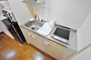 キッチンには冷蔵庫、ケトル、炊飯器、調理器具を完備。ホテルと違い自炊できるのでで長期ご利用のお客様でも安心ですね！岐阜県本巣郡ウィークリーマンションの強みです♪