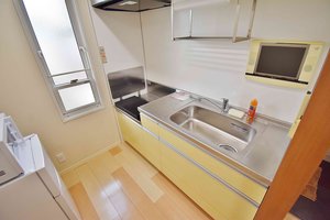 広々キッチンが嬉しい♬お箸、お鍋、包丁、お皿、ボウル、お玉、食器用洗剤、簡単な調理器具は各種取り揃えています♪