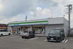 ファミリーマート 可児梅白店まで徒歩4分、300m。