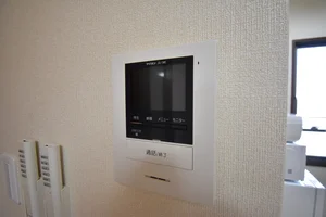 【設備画像】防犯対策もバッチリ★TV付きインターホンは女性の岐阜県可児市ウィークリーマンションでの1人暮らしでも安心してお過ごしいただけます♪