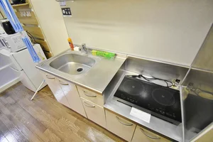 【キッチン画像】岐阜各務ヶ原市ウィークリーマンション♪冷蔵庫、電子レンジ、炊飯器、ケトル、調理器具や食器類もご用意しております(^^♪
