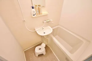 バスルーム画像です♪岐阜各務ヶ原市ウィークリーマンションでは、お風呂用の椅子もあるのでごゆっくりと快適にご利用いただけます★