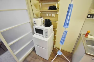 【冷蔵庫・電子レンジ】ホテルと違い岐阜各務ヶ原市ウィークリーマンションでは標準設備♪一人暮らし用の冷蔵庫なので1週間以上の暮らしに最適★お客様の声から今の形になりました。