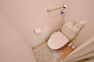 【トイレ画像】ウォシュレット付トイレです(*^^)v清掃道具もご用意しております☆彡岐阜各務ヶ原市ウィークリーマンションでは標準設備です♪
