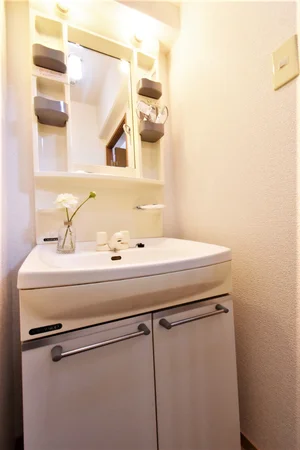独立洗面台付きで朝支度やお風呂上りに便利! 女性に嬉しい設備です♪
