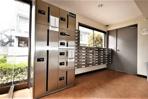 宅配ボックス付き！　ネット注文の商品など受け取り可能！　不在がちな方にお勧めな設備！