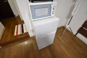電子レンジや冷蔵庫などの家電も完備しております！！ぜひご活用くださいね◎近隣には多数の飲食店などがございますので生活もしやすいですよ！