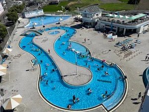 善通寺市民プールまで車で８分、2.3km