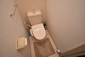 【トイレ画像】ウォシュレット完備、トイレットペーパーも完備。人気香川ウィークリーマンション★