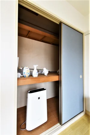 芳香剤やリセッシュもありますが、掃除機・室内物干し・空気清浄機やコロコロなど充実した備品のラインナップ!