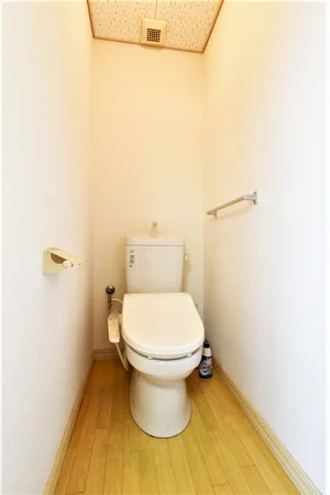 温水暖房便座付き! トイレットペーパーや洗剤等すべて標準品のためご自由にお使いいただけます。