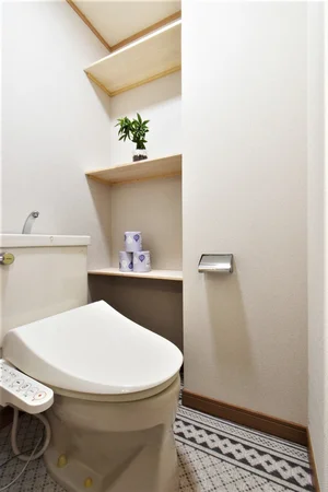 温水暖房便座付き！　愛好家にはうれしい設備♪　トイレットペーパーや洗剤などすべて標準品です！