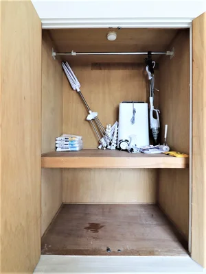 収納スペースに掃除や空気清浄機・コロコロや室内物干しなど備品類充実!