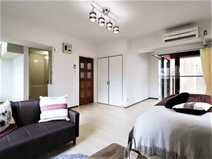 窓も2面ありますので日当たり抜群です! エアコン有で一年を通して快適な室温でお過ごしいただけます。