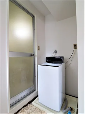 室内洗濯機あり 衣類なども洗濯可能!※排水は構造上 まとめて排水すると流れにくいので注意点です