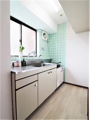 キッチン(卓上IH1口)調理器具や食器類が多数あり 作業スペース十分に確保!