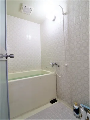 お風呂リフォーム済み! 湯船につかって1日の疲れを落としていただけます。 シャンプーリンスなど標準品のためご自由にお使いください!