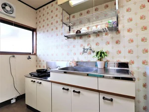 明るい窓有！　かわいい柄の壁紙です♪　食器類や調理器具などあり自炊も可能です♪