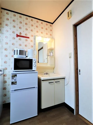 独立洗面台付で朝支度やお風呂上りに！　女性にもおすすめな設備です。