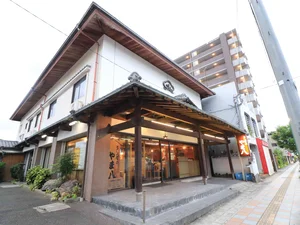 寿し屋の山八まで車で5分、1.8km