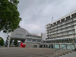 霧島市役所まで車で7分、2.1km