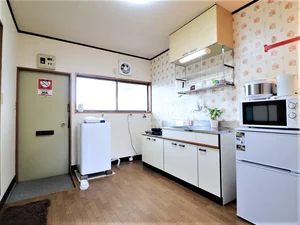 キッチン　食器類や調理器具もあり　手作り料理も可能で栄養面考えてみては！　冷蔵庫・電子レンジ・電気ケトルなど家電類充実です！