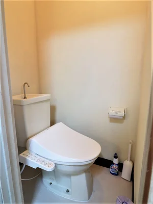 温水暖房便座付き！トイレブラシや洗剤等ありおそうじできて清潔に保っていただけます
