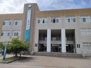 鹿児島大学まで車で8分、2.5km