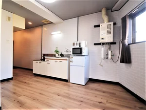 調理器具や食器類などあり　たまには手作料理を！　キッチンスペースも広々とご利用いただけます♪