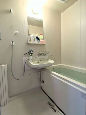 バストイレ別！　湯船につかってゆったりと１日の疲れを落としていただけます。　シャンプー等すべて標準品のためご自由にお使いください。