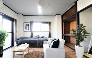 姿見にて　朝支度に便利！※植木と額とクッションなどの装飾は写真用です。　ソファ付きでお部屋でゆったりとくつろげる環境が整っています。