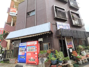 自動販売機ありで　飲料水は敷地内で確保！　コンビニいらずで便利♪