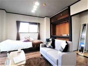 ソファ付きで角部屋！　収納スペースが広々としていて　長期滞在でも安心♪