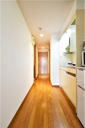 廊下　キッチンスペースも広々としていて　自炊する際などに便利です。