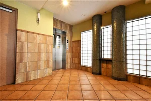 エントランス! 開放感のある空間 EV付で上下階移動も楽々できて便利!