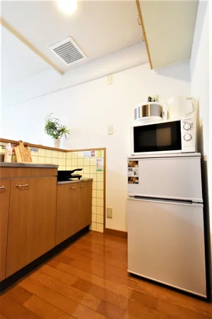 冷蔵庫・電子レンジ・炊飯器・電気ケトルなどあり！　ホテルにはないラインナップで満足度が高いお部屋♪