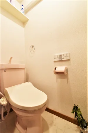 温水暖房便座付きで　快適！　トイレブラシや洗剤もあり　長期滞在でも清潔に！