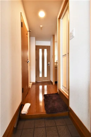 廊下！　広々とした空間でウッド調の落ち着いた色合いが魅力！　