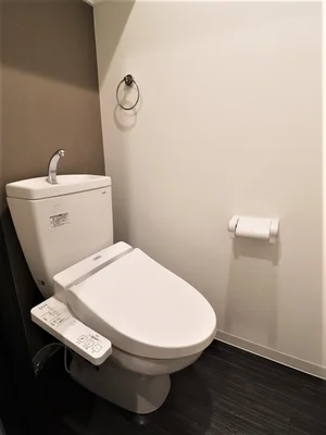 温水暖房便座付き！トイレットペーパーやトイレ洗剤・ブラシなどもございます♪