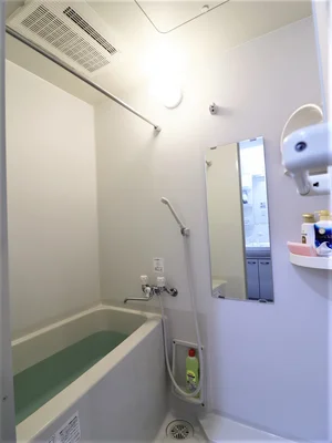 たまにはお風呂につかるのも、良い安らぎに！シャンプー・コンディショナー・ボディーソープも充実しており　お風呂洗剤やスポンジなどの清掃道具も標準でついていますので、いつもきれいな御部屋でお過ごし下さいませ！