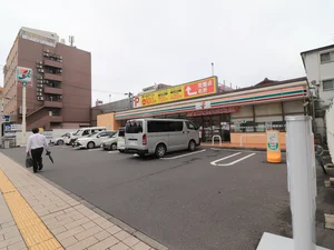 セブン-イレブン 鹿児島中央駅前店まで徒歩9分、700ｍ
