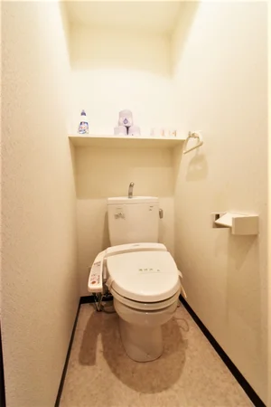 温水暖房便座付きで　快適！　トイレブラシや洗剤もあり　長期滞在でも清潔に！