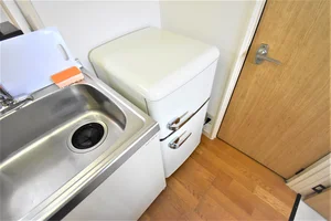 冷蔵庫は1人暮らしには十分な2ドア式冷蔵庫のご用意をしております。買い溜めする方でも安心ですね♬
