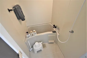 Kマンスリー富山市役所南のお風呂です。スポンジ・浴槽用洗剤もご用意しておりますので長期でのご利用でも安心です!リンスインシャンプー・ボディソープ・タオルもご用意しておりますのでお荷物も少なく済みますね^^
