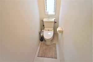 Kマンスリー富山市役所南のトイレには小窓がございますので明るく、換気も出来ていいですね♪