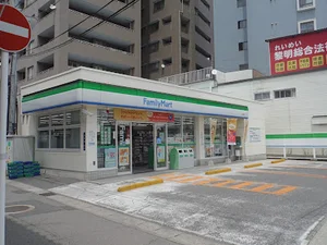 ファミリーマート 上本町店まで徒歩8分、550m